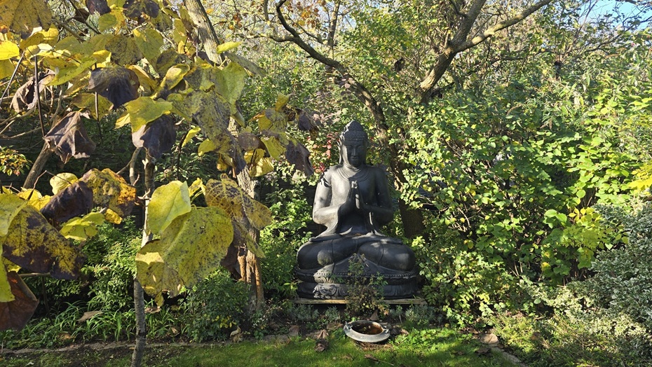 Riesiger sitzender Buddha