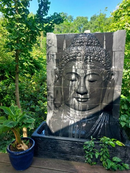 Buddha Reliefbrunnen auf der Terrasse
