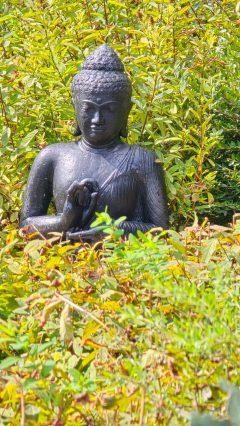 Stehender Buddha aus Lavaguss