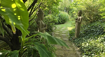 Stehnder Buddha im grünen Garten